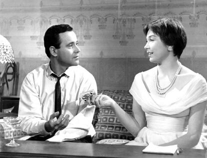 Jack Lemmon y Shirley MacLaine, en un fotograma de &#039;El apartamento&#039; (1960).