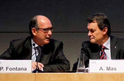 El presidente de la Generalitat, Artur Mas, a la izquierda, con el presidente del patronato de Esade, Pedro Fontana, en el inicio de la reunión.