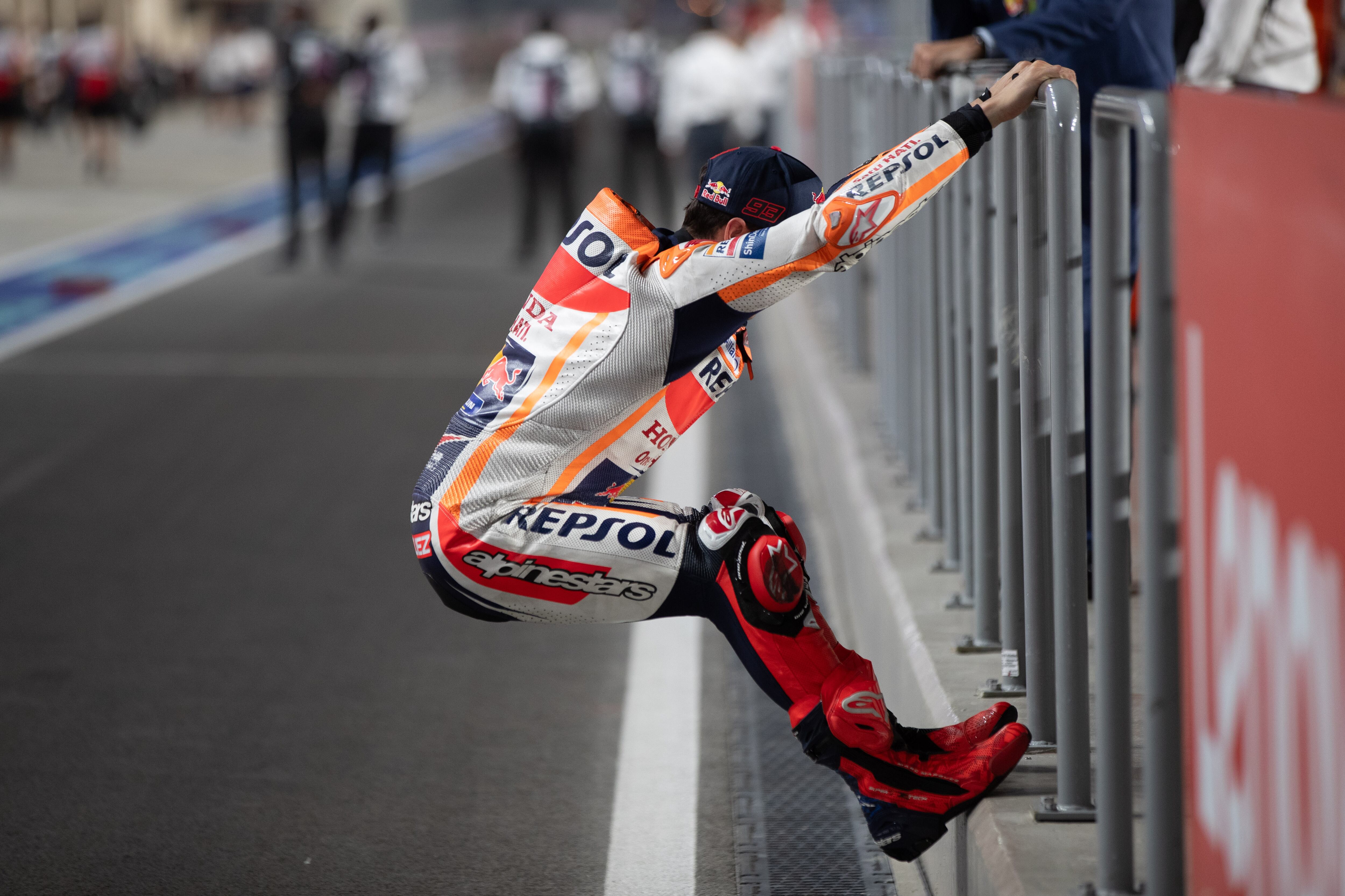 Marc Márquez realiza ejercicios de estiramiento hace una semana en Qatar.