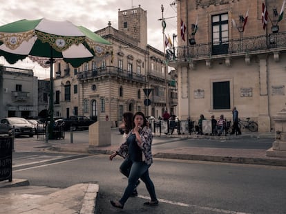 Zebbug, Malta. 12 de mayo de 2018. Dos chicas cruzan la plaza central mientras se realizan los preparativos para la festividad de San Felipe de Agira, que se celebra a principios de junio.