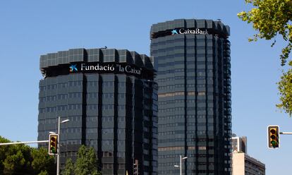 Las dos torres que ofician de la sede del grupo La Caixa en Barcelona, en 2022.