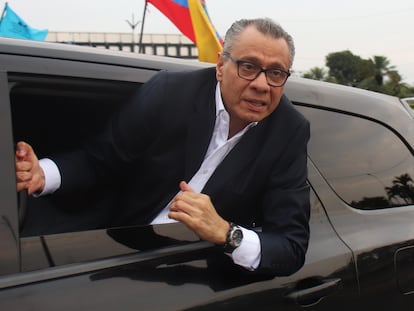 Jorge Glas llega al hangar de la Policía Nacional, en Guayaquil, (Ecuador), el 20 de mayo de 2022.