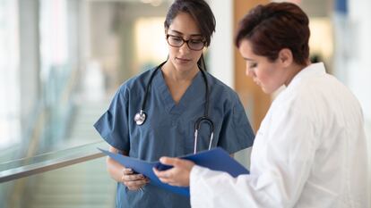 Una estudiante de medicina y una doctora, en una fotografía ilustrativa.