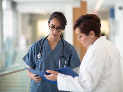 Una estudiante de medicina y una doctora, en una fotografía ilustrativa.