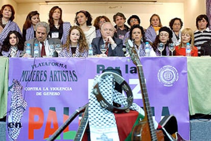 Miguel Ángel Moratinos y Cristina del Valle (en el centro), con los participantes en la presentación del Viaje por la Paz en Palestina, organizado por la Plataforma de Mujeres Artistas Contra la Violencia de Género.