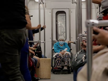 Una mujer de la tercera edad en el Metro de Ciudad de México.