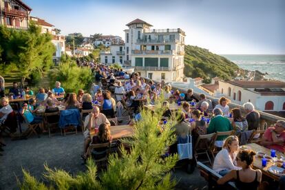 Para los que buscan tranquilidad, Guéthary es su refugio. Un pueblo pequeño y auténtico, con un puerto de los que no quedan y terrazas para descansar de tanta ola. Porque la vida son dos días que bailan entre placeres como la gastronomía, aquí tiene paladar francés y tradición vasca.