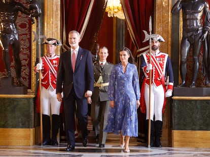 Los reyes Felipe y Letizia seguidos por la infanta Leonor a su llegada a la recepción oficial después del desfile del Día de la Fiesta Nacional, este jueves el Palacio Real en Madrid.