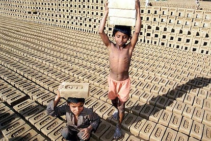 Niños indios trabajan en una fábrica de ladrillos en Chandigarh (India).