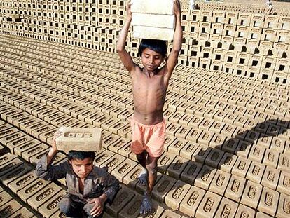 Niños indios trabajan en una fábrica de ladrillos en Chandigarh (India).