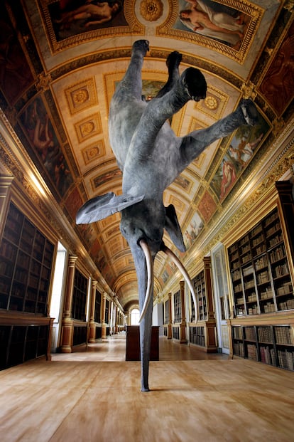 Escultura 'kitsch' de Daniel Firman expuesta en 2008 en Fontainebleau.