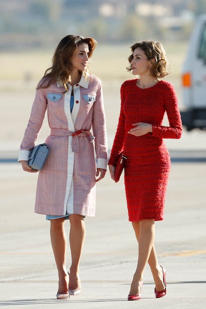 La reina Letizia, junto a la reina Rania de Jordania, a la llegada de los reyes jordanos al aeropuerto de Barajas, en el inicio de una visita de trabajo de dos días a España, el 19 de noviembre de 2015.