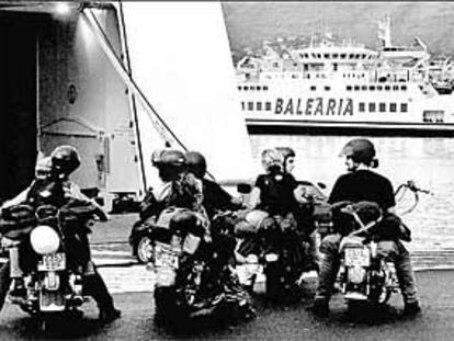 Un grupo de motoristas espera para embarcar en el transbordador que enlaza el puerto de Denia (Alicante) con Ibiza.