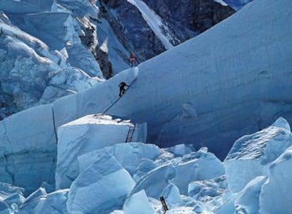 Dos integrantes del equipo de &#39;Al filo de lo imposible&#39; escalan la cascada de hielo del Khumbu, en el Everest, en 1987.