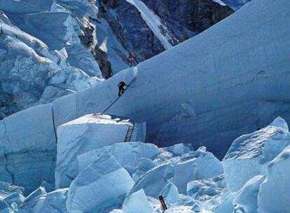 Dos integrantes del equipo de &#39;Al filo de lo imposible&#39; escalan la cascada de hielo del Khumbu, en el Everest, en 1987.