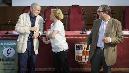 L'escriptor Eduardo Mendoza amb Nuria Plaza i Rafael Arenas.