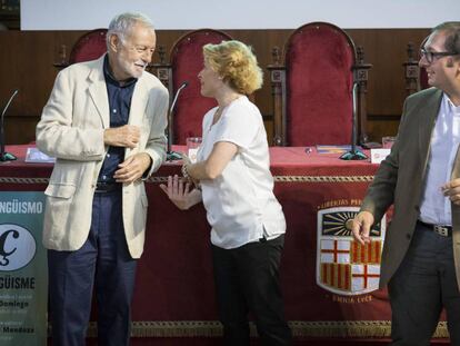 L'escriptor Eduardo Mendoza amb Nuria Plaza i Rafael Arenas.