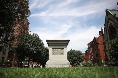 El pedestal sin estatua del monumento en homenaje a Roger B. Taney, juez del Tribunal Supremo estadounidense en el momento del fallo 'Dred Scott v. Sanford' (1857), en que el Alto tribunal decidió que los esclavos eran "cosas" y no seres humanos.