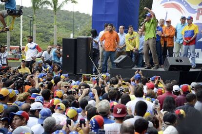 Capriles discursa para seus militantes neste s&aacute;bado em Caracas / AFP