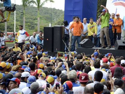 Capriles discursa para seus militantes neste s&aacute;bado em Caracas / AFP