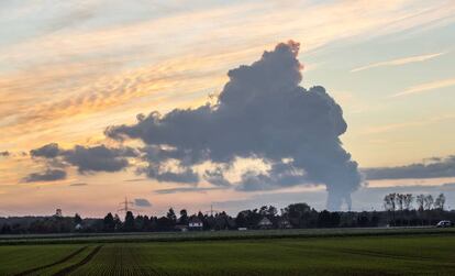 Una columna de humo sale de la planta de RWE en Renania del Norte Westfalia (Alemania).