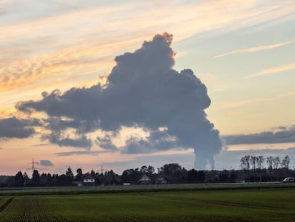 Una columna de humo sale de la planta de RWE en Renania del Norte Westfalia (Alemania).