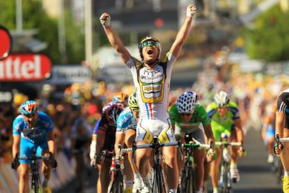 Cavendish celebra la victoria de etapa en el Tour.