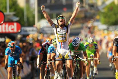 Cavendish celebra la victoria de etapa en el Tour.