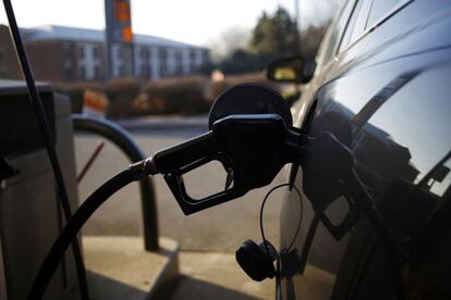 Un coche reposta en una gasolinera