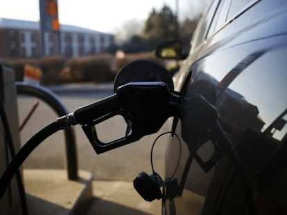 Un coche reposta en una gasolinera