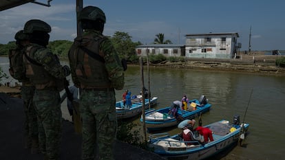 Militares vigilan Puerto Conchero luego de las masacres, el 20 de junio.