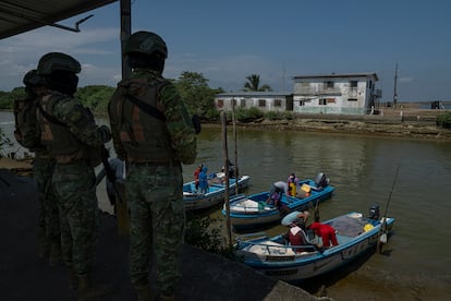 Militares vigilan Puerto Conchero luego de las masacres, el 20 de junio.