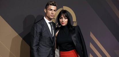 El futbolista Cristiano Ronaldo y su novia, Georgina Rodríguez, en un acto en la federación portuguesa de fútbol en Lisboa.