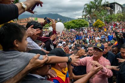 Fotografía cedida este viernes por la Presidencia de Colombia que muestra al mandatario Gustavo Petro mientras saluda a los habitantes del municipio de El Tarra, Norte de Santander.