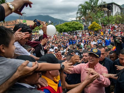 Fotografía cedida este viernes por la Presidencia de Colombia que muestra al mandatario Gustavo Petro mientras saluda a los habitantes del municipio de El Tarra, Norte de Santander.