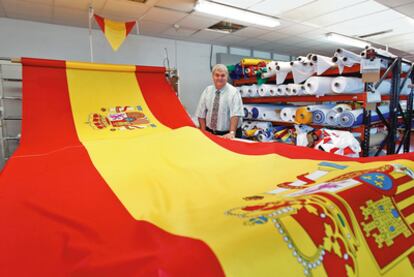 La bandera española se puede comprar al peso en una tienda de retales.