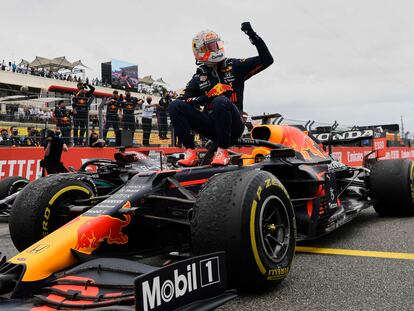 Max Verstappen, en su monoplaza, celebra la victoria en el Gran Premio de Francia.