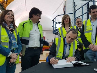 Pedro Duque (en el centro), ministro de Ciencia en funciones, durante una visita al Laboratorio Subterráneo de Canfranc (Huesca) el 25 de febrero.