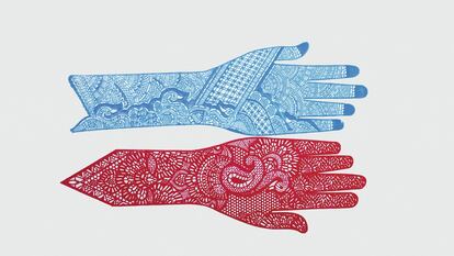 Antes de una boda, la novia y las mujeres de su familia encargan a un artista la decoración con henna ('mehndi') de sus manos y pies. En versión contemporánea puede aplicarse con estas plantillas de goma, lavables
y reutilizables.