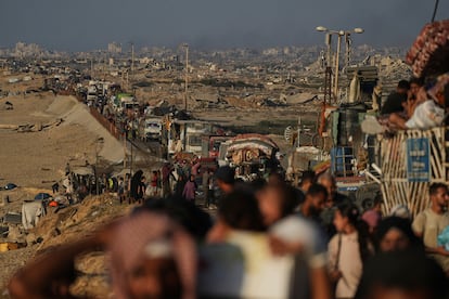 Una columna de desplazados sale de Ciudad de Gaza para huir de los bombardeos israelíes.