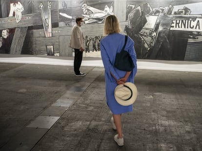 Visitantes pasan por delante de la obra 'Guernica', de Agustín Ibarrola, un mural de 10 metros que rinde homenaje al de Picasso, en la primera jornada de Arco, en Madrid.