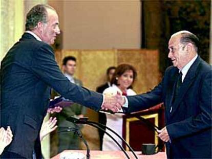 Dos Juan Carlos entrega al torero Antonio Chenel, <i>Antoñete</i>, la medalla al Mérito en las Bellas Artes, en la ceremonia celebrada ayer en el Palacio de El Pardo.