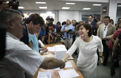 Soraya Saenz de Santamaría tras votar en el distrito madrileño de Salamanca.