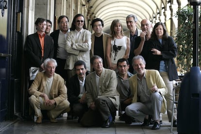 El grupo de intelectuales que presentó en 2005 un manifiesto en favor de crear un partido antinacionalista. De pie, de izquierda a derecha, Ferran Toutain, Félix Pérez Romera, Francesc de Carreras, José Vicente Rodríguez, Arcadi Espada, Teresa Giménez, Carlos Trias, Ponç Puigdevall y Ana Nuño. En primera fila, Albert Boadella, Xavier Pericay, Félix de Azúa, Felix Ovejero e Iván Tuba, el 7 de junio de 2005 en Barcelona.