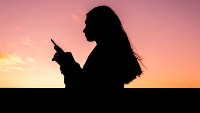 Una adolescente con un teléfono móvil.