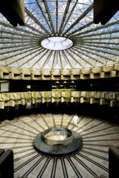 El gran patio de la Corona de Espinas.