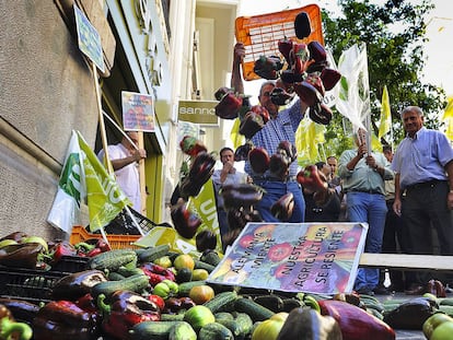 Protesta ante el Consulado alemán por las declaraciones sobre el brote de 'E. coli'