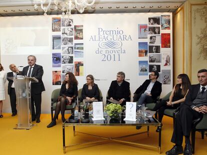 Desde la izquierda: Pepa Bueno, Juan Cruz, Ignacio Polanco, Lola Larumbe, Imma Turbau, Bernardo Atxaga, Gustavo Guerrero, Candela Peña y Juan González.