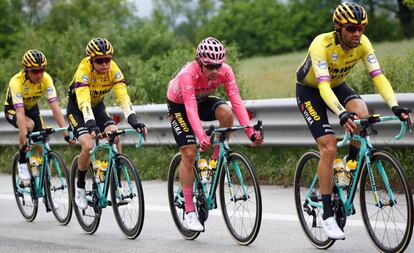 Roglic, con el maillot rosa, junto a sus compañeros del Team Jumbo, durante la sexta etapa del Giro. 