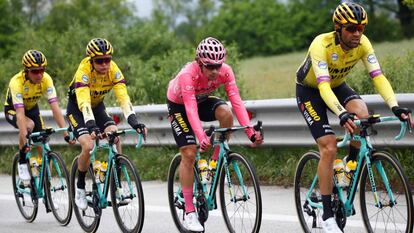 Roglic, con el maillot rosa, junto a sus compañeros del Team Jumbo, durante la sexta etapa del Giro. 